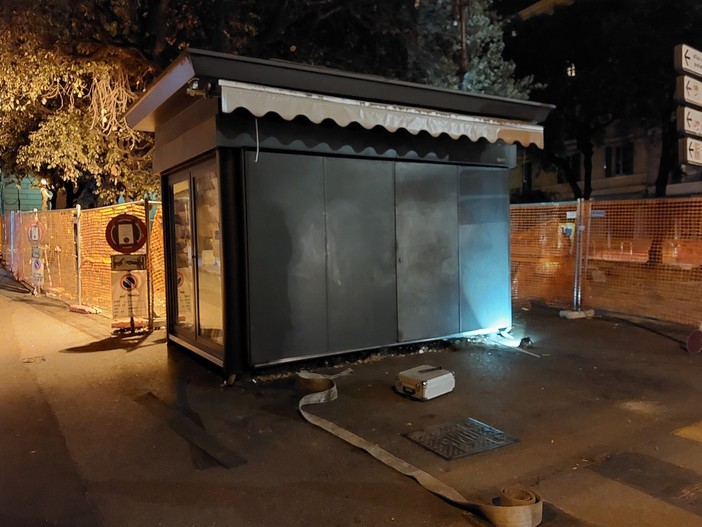 Spostamento dell'edicola di Piazza Diaz a Savona, si rompe un'anta, slitta il trasloco (FOTO)