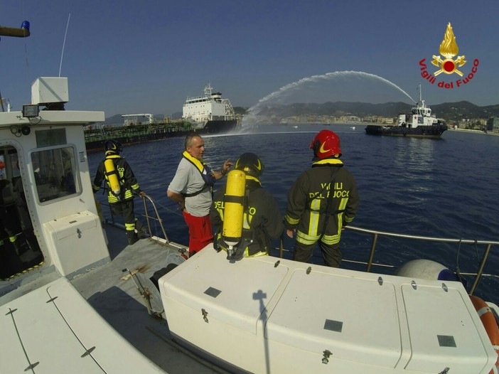 Esercitazione antincendio nel porto di Alassio