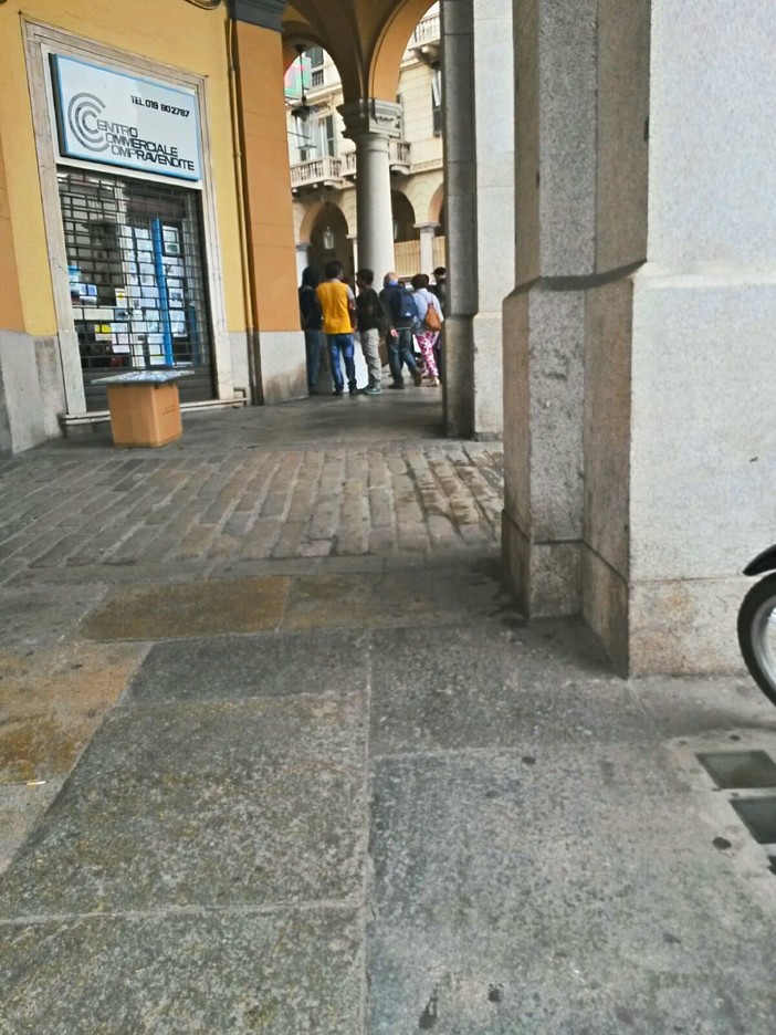 Via Paleocapa a Savona, da strada dello struscio a suk a cielo aperto