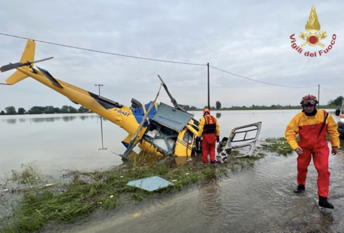 Alluvione in Emilia Romagna, precipita elicottero impegnato per guasti alla linea elettrica: quattro feriti