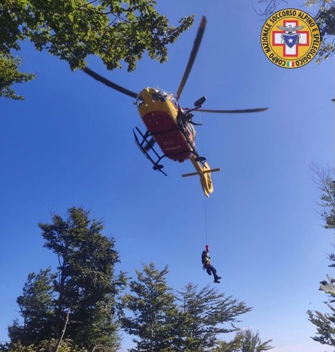 Biker cade lungo un sentiero a Magliolo: donna soccorsa dall'elicottero e trasportata al Santa Corona