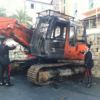 Attentato incendiario, a Bordighera in fiamme un escavatore: l'appalto è della Bartolomeo Mainetto di Villanova d'Albenga (Le foto)