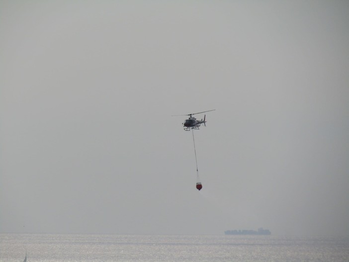 Incendio sulle alture di Savona, lanci dall'elicottero e squadre a terra: la bonifica continua