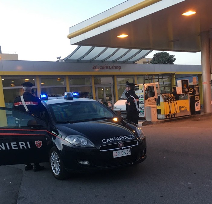 Preso l'autore dei furti al bar Eni di Vadino d'Albenga. Incastrato dalle impronte digitali