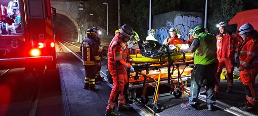 Due mezzi si scontrano all'interno di una galleria ferroviaria, ferito un addetto alla manutenzione: esercitazione tra Finale e Spotorno (FOTO E VIDEO)