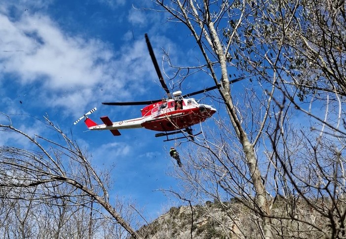 Escursionista cade nei sentieri del finalese, al pronto soccorso con l'elisoccorso in codice giallo