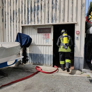 Incendio in un capannone di rimessaggio delle barche: scatta l'esercitazione della Guardia Costiera a Savona