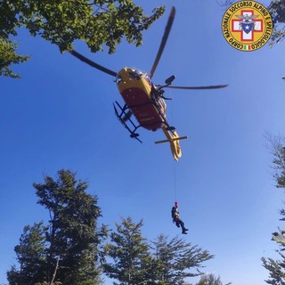 Biker cade lungo un sentiero a Magliolo: donna soccorsa dall'elicottero e trasportata al Santa Corona