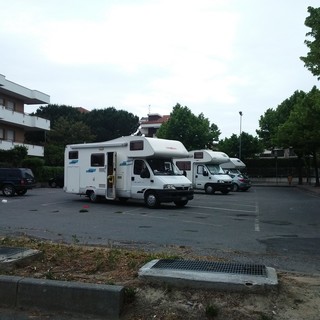 Albenga, torna l'estate e il parcheggio &quot;non ufficiale&quot; dei camperisti in piazza Bolla