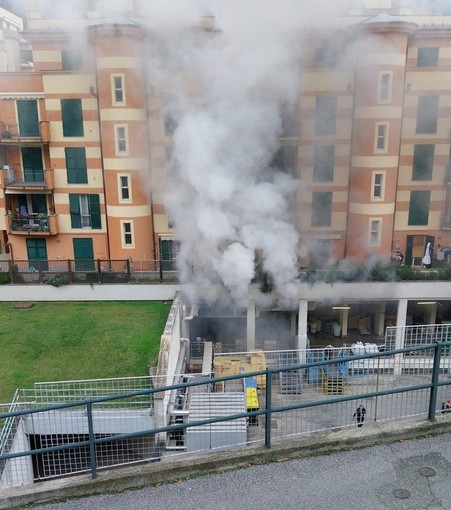 Varazze, fumo vicino al supermercato Coop: vigili del fuoco sul posto