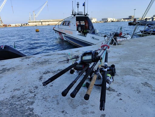 “Mare Sicuro”, controlli a tappeto della Guardia Costiera savonese: multe a stabilimenti balneari e pescatori sportivi