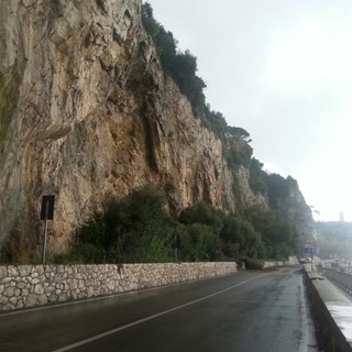 Frane sulla via Aurelia a Finale: da mercoledì navetta-bus da e per Varigotti, passando via autostrada