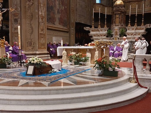 Savona, l'ultimo saluto in Duomo per Don Gino Peluffo. Il Vescovo: &quot;Appassionato della sua gente, del mondo, della giustizia&quot; (FOTO)