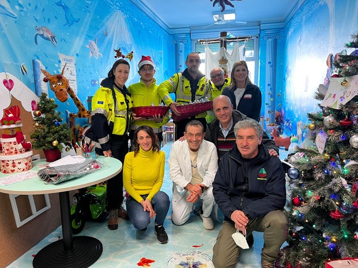 Albisola, gli assessori e la Protezione civile consegnano i doni alla pediatria del San Paolo