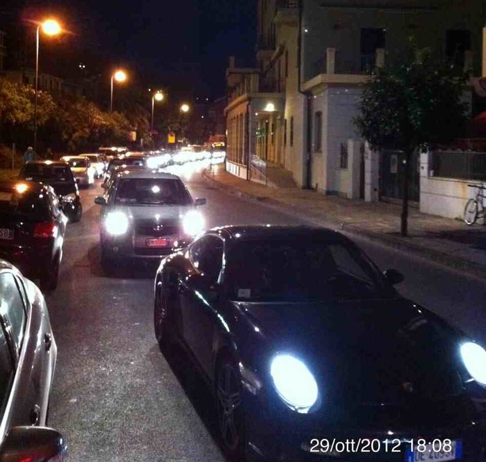 Alassio, Traffico in tilt per l’inversione di Via Dante. Code chilometriche, via Dante deserta…