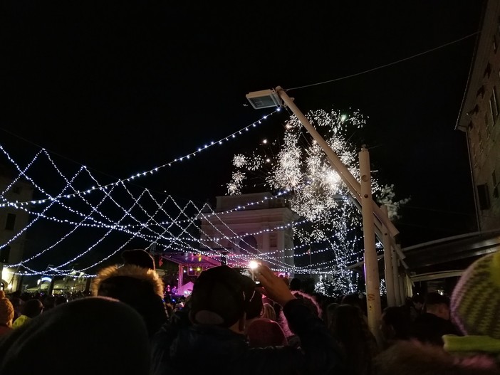 Feste di Natale senza luminarie nel cielo di Finale. Geremia (Lega): &quot;Una scelta triste&quot;. Bricchetto: &quot;La promozione non si fa con le luci&quot;