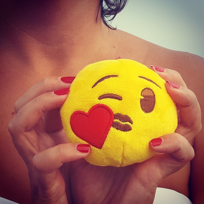 Faccina che bacia! Oggi, 17 luglio, è la giornata mondiale delle emoji