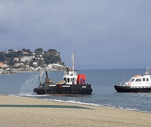 Fuliggine nel mare di Albissola: intervento della Capitaneria e di un mezzo Transmare (FOTO)