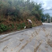 Fango e detriti in via alla Strà: residenti al lavoro per ripulire la strada (FOTO)