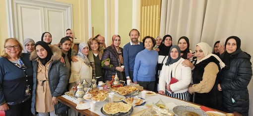 Le 25 allieve del corso di lingua italiana festeggiano la fine del primo trimestre con i dolci della tradizione marocchina