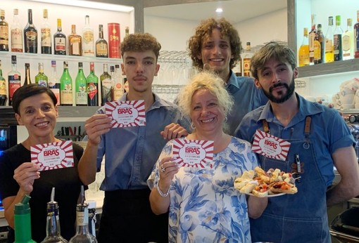 La salsiccia di Bra, regina degli aperitivi a tema del caffè &quot;Barusso&quot; di Alassio