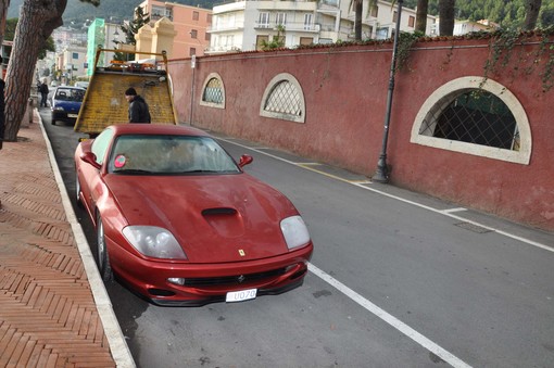 Ecco l'auto ritrovata sul lungomare di Laigueglia