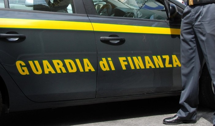 La Guardia di Finanza sequestra 600 capi di abbigliamento contraffatti sul litorale del ponente ligure