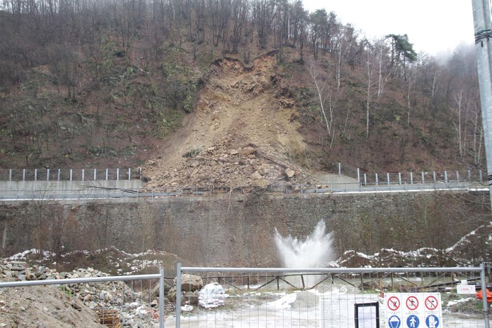 Murialdo, arrivata la prima parte del ponte per il bypass della frana