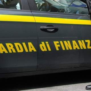 Irregolarità in un negozio ad Albenga: la Guardia di Finanza aveva sequestrato 370 kg di materiale, oggi lo smaltimento