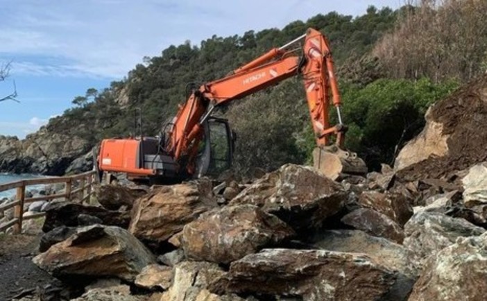 Frana su Lungomare Europa a Varazze: corsa contro il tempo per riaprire parzialmente il 25 aprile