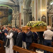 Laigueglia, folla per l’ultimo saluto a Silvano Montaldo alla chiesa di San Matteo