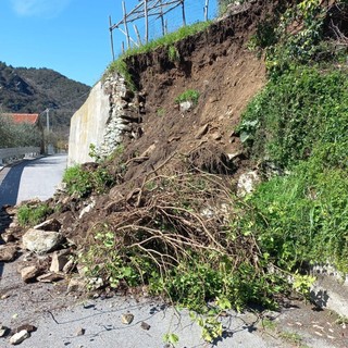 Calice Ligure, frana in località Canto di Sopra: strada chiusa (FOTO)