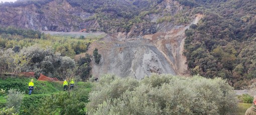 Nuovo crollo nella notte ad Ellera, invaso il Sansobbia: 9 gli sfollati dalla località Olmo (FOTO E VIDEO)