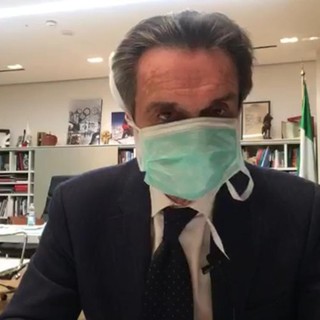 Attilio Fontana con la mascherina in diretta Facebook