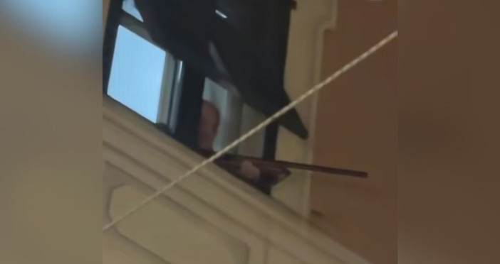 Albenga, spunta con un fucile da una finestra sulla folla: panico durante il Palio Storico