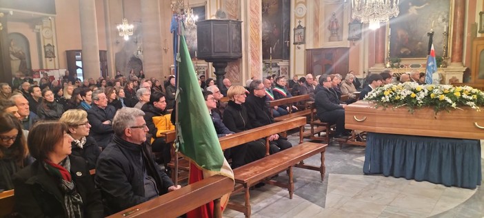 “Ciao professore”: a Ceriale l’ultimo saluto a Franco Gallea