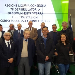 Consegnati 78 defibrillatori semiautomatici esterni a 28 Comuni liguri dell’entroterra e a 22 stazioni del Corpo Nazionale Soccorso Alpino