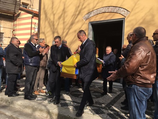 L’ultimo saluto ad Antonio Marcolini, bandiera del Savona, il figlio Michele: &quot;Eri una roccia, grazie papà&quot;