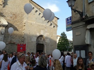 e le immagini di Castellana Grotte dove a fianco del sindaco erano presenti il fratello e la sorella di Loredana