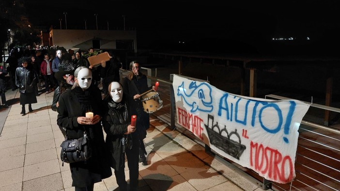 Savona, la protesta di Halloween contro il rigassificatore: la processione dai Marinella alle Fornaci (FOTO E VIDEO)