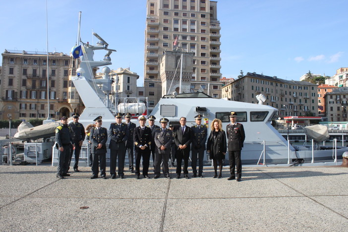 Savona, la Guardia di Finanza illustra al prefetto le prerogative delle fiamme gialle in materia di ordine e sicurezza pubblica in mare