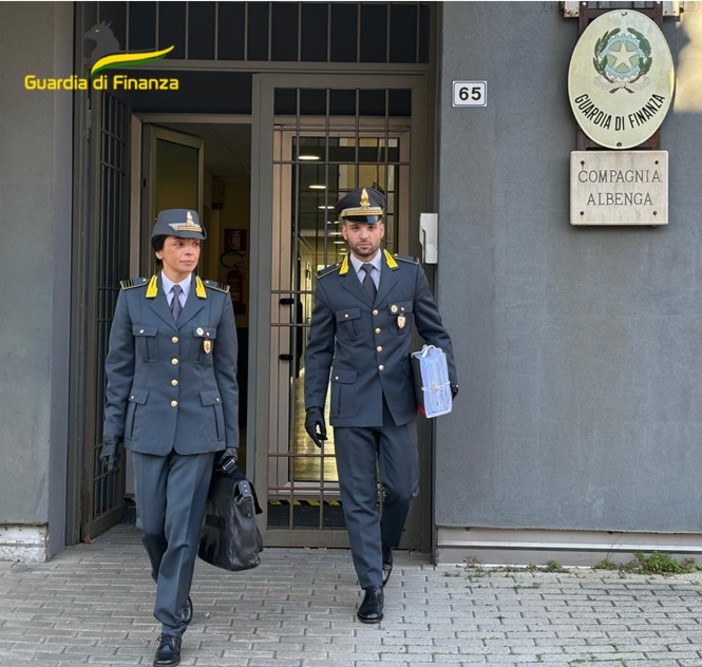 Blitz della Finanza, scoperti 20 lavoratori irregolari in un supermercato di Albenga