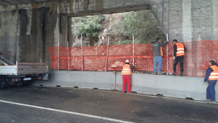 Frana a Capo Mele: riaperta a doppio senso di marcia la via Aurelia (FOTO)