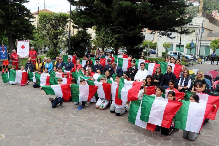 Alassio festeggia il Tricolore coi giovani studenti delle quinte elementari e i Lions