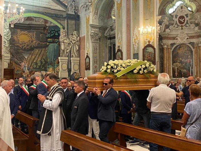 Laigueglia, folla per l’ultimo saluto a Silvano Montaldo alla chiesa di San Matteo