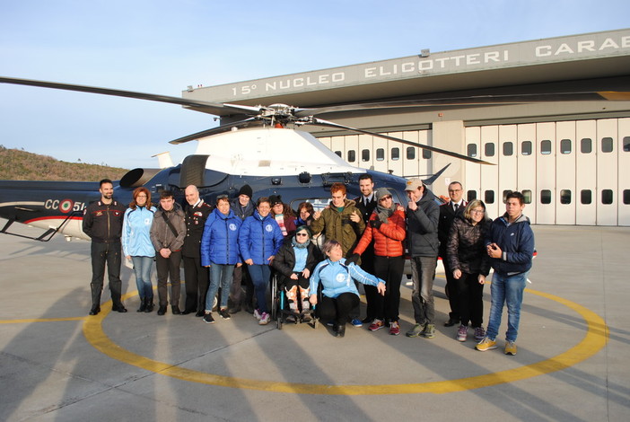 Gli atleti disabili della Polisportiva Dilettantistica IntegrAbili in visita al Nucleo Elicotteri dei carabinieri di Villanova d'Albenga