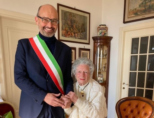 Finale in festa per i 100 anni di Ermelinda Ivaldo, gli auguri del sindaco Frascherelli