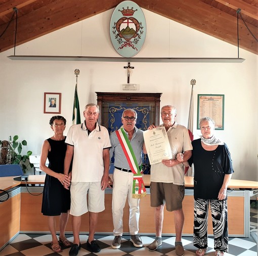 La famiglia Sammarone da oltre 55 anni in vacanza a Pietra Ligure: l'omaggio dell'amministrazione comunale (FOTO)