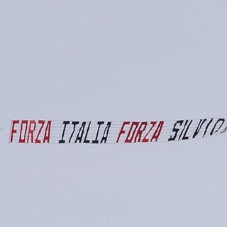Striscione pro-Silvio visto su molte spiagge italiane