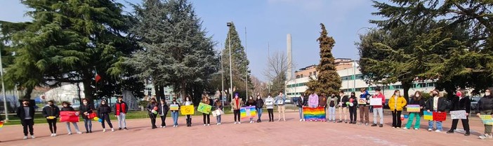 Carcare, studenti del liceo Calasanzio in piazza per manifestare contro la guerra